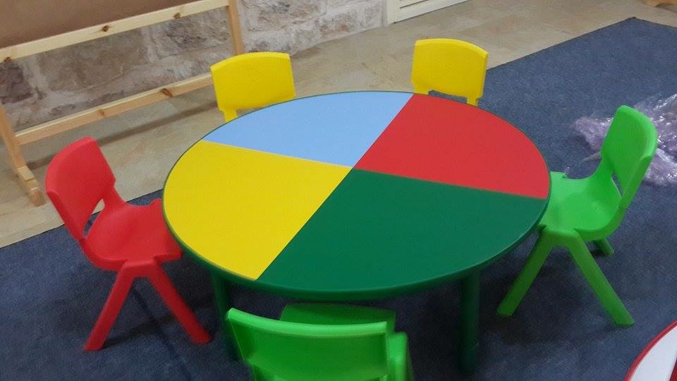 طاولة دائرية ملونة 