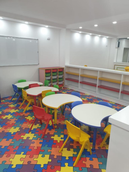 طاولة نصف دائرية Semi-Circular Table