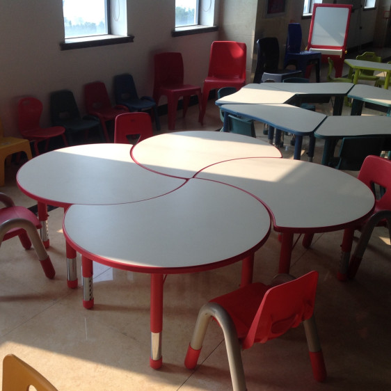 طاولة نصف دائرية Semi-Circular Table