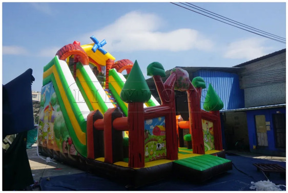 قلعة قفز قابلة للنفخ مع زحليقتين وسلم تسلق - Inflatable jumping castle with 2 slides and climbing ladder